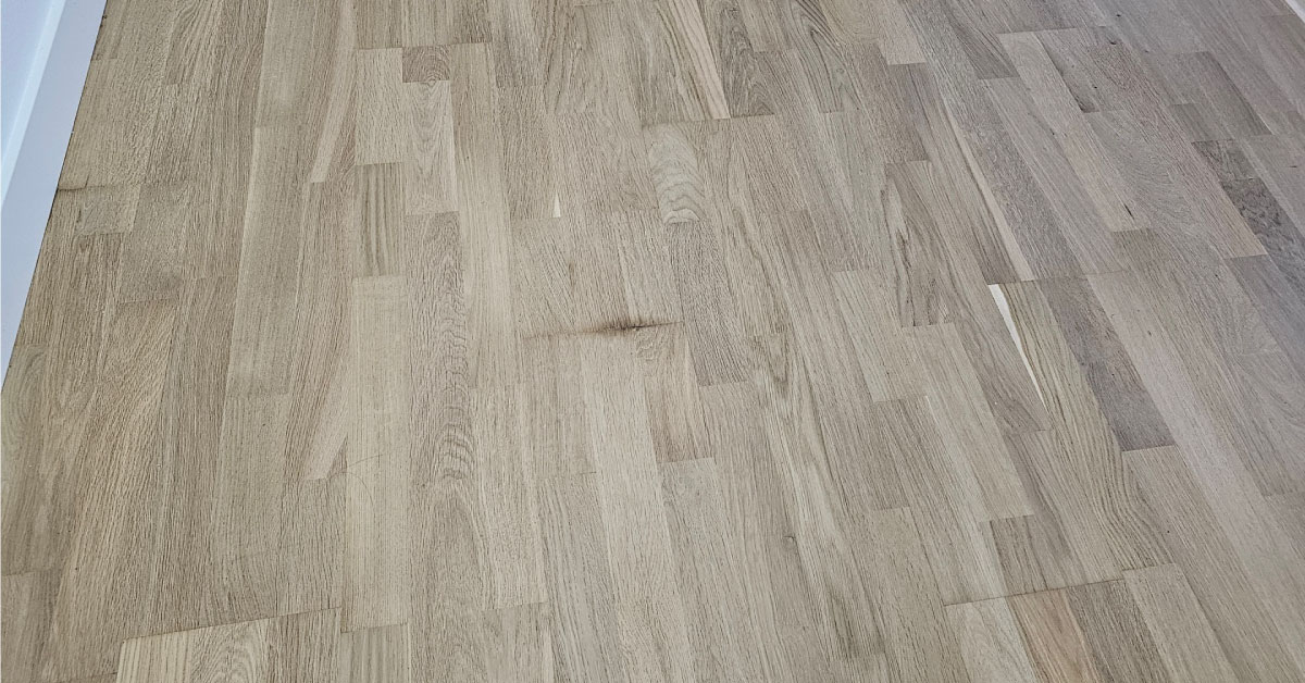 Manchas de humedad en las testas de la madera. Foto: Infoparquet